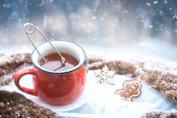 Tea cup in snow, holidays, Christmas, winter and drinks concept — Stock Photo, Image