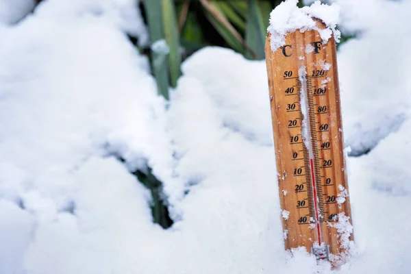 部分的に凍結雪の上に立つ木製の温度 — ストック写真