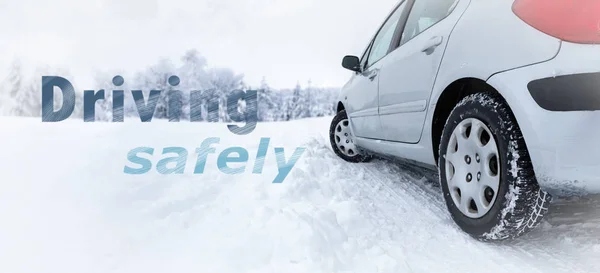 Храните безопасность на дорогах этой зимой с зимней шиной . — стоковое фото