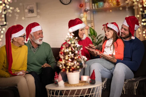 クリスマスのためのリビングルームの家族 — ストック写真