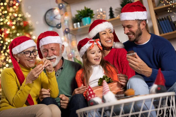 Vreugde verzamelen familie voor Kerstmis — Stockfoto