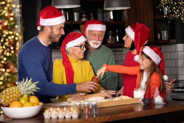 キッチンでクリスマスを準備するのに役立つ多世代の家族 — ストック写真