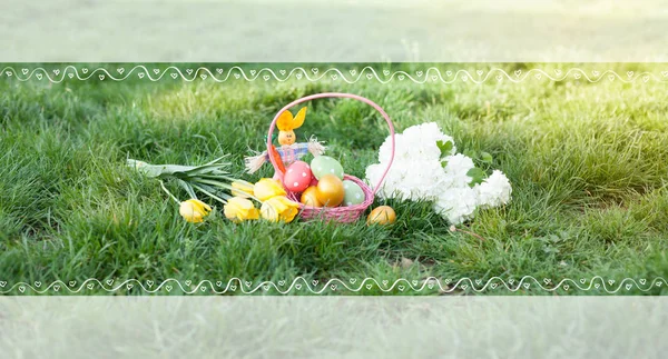 Uova di Pasqua con fiori sul prato — Foto Stock