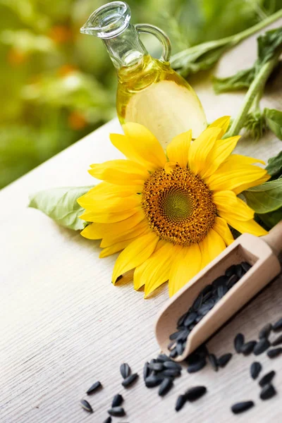 Sunflower oil is with the flowers of sunflower — Stock Photo, Image