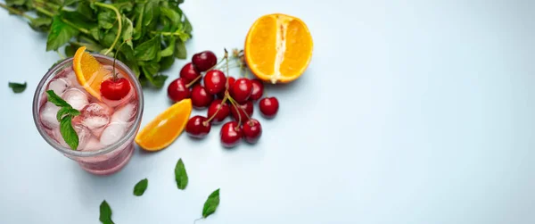 Fundo com cerejas frias e suco de laranja — Fotografia de Stock
