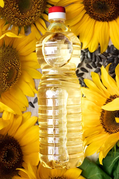 Botella de aceite de girasol prensado en frío — Foto de Stock
