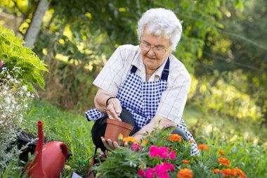 Evde bahçıvanlık yapan yaşlı kadın portresi..