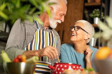 Mutfakta yemek hazırlayan yaşlı çiftin aşk için mükemmel bir tarifleri var.