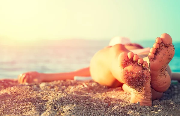 Pés Femininos Relaxantes Banhos Sol Férias Areia Praia Desfruta Suas — Fotografia de Stock