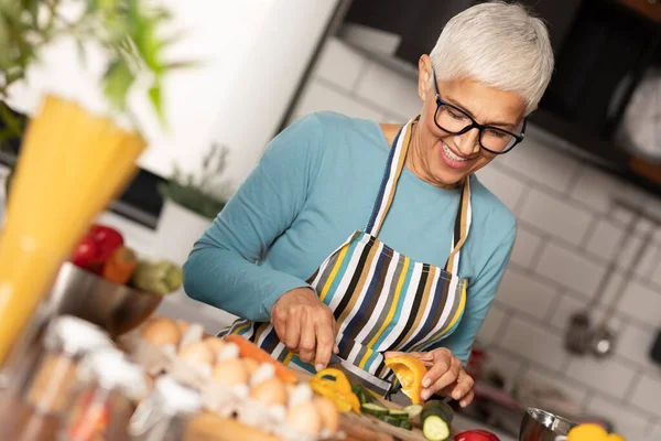 Seniorin Mit Grauen Haaren Kocht Küche — Stockfoto