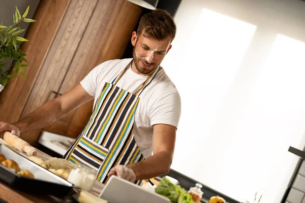 Junger Mann Mit Mehl Gesicht Macht Blätterteig Nach Anleitung Auf — Stockfoto