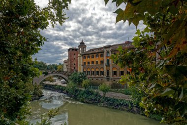 Tiber Adası ve Ponte Fabricio manzarası. Roma. İtalya. Eylül 2019