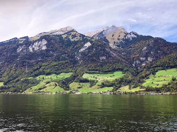 ルツェルン湖やヴィエルヴァルトシュターテツェ湖 Vierwaldstattersee ニーダーシュタット湖の上の山の大規模なピラタスまたは高山ピラタス オヴァルトデン スイスのカントン — ストック写真
