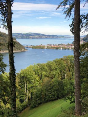 Lucerne Gölü veya Vierwaldstaetersee Gölü (Vierwaldstattersee) ve Alpnachersee Gölü, Alpnach - İsviçre Obwalden Kantonu üzerindeki yaprak döken ağaçlar ve ormanlar