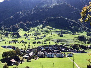 Stanserhorn Dağı 'nın aşağısındaki dağlık yerleşim yeri, İsviçre, Nidwalden Kantonu.