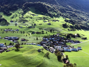 Stanserhorn Dağı 'nın aşağısındaki dağlık yerleşim yeri, İsviçre, Nidwalden Kantonu.