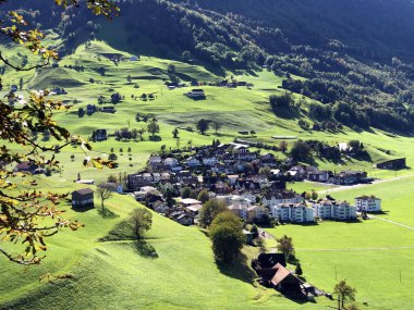 Stanserhorn Dağı 'nın aşağısındaki dağlık yerleşim yeri, İsviçre, Nidwalden Kantonu.