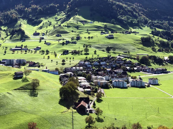 Stanserhorn Dağı 'nın aşağısındaki dağlık yerleşim yeri, İsviçre, Nidwalden Kantonu.