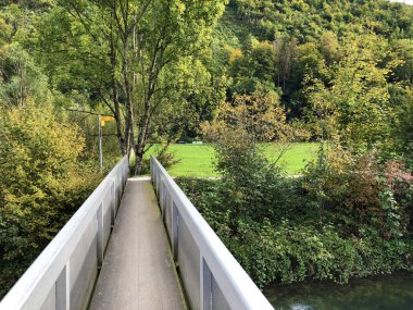 Alpnachersee, Alpnach - Obwalden Kantonu, İsviçre Alpnachersee Alp Gölü boyunca yürüyüş ve dinlenme yolları