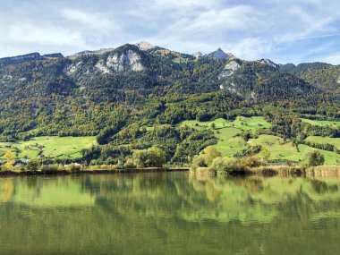 Dağ tepelerinde Matthorn, Esel ve Steiglihorn tepeleri veya Lucerne Gölü veya Vierwaldstaetersee Gölü üzerinde Pilatus dağı (Vierwaldstattersee) - İsviçre Obwalden Kantonu