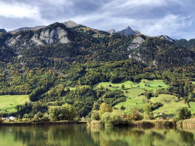 Dağ tepelerinde Matthorn, Esel ve Steiglihorn tepeleri veya Lucerne Gölü veya Vierwaldstaetersee Gölü üzerinde Pilatus dağı (Vierwaldstattersee) - İsviçre Obwalden Kantonu