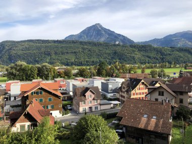 Alpnach yerleşimi Alpnachersee Gölü kıyısında - Obwalden Kantonu veya İsviçre Obwald Kantonu