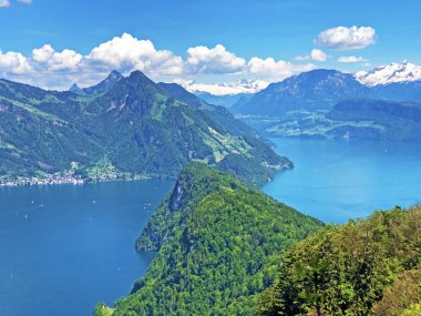 Brgenberg dağı Obbrgen 'den (Obburgen veya Obbuergen) Vierwaldstttersee (Vierwaldstaettersee oder Vierwaldsattersee) görünümü