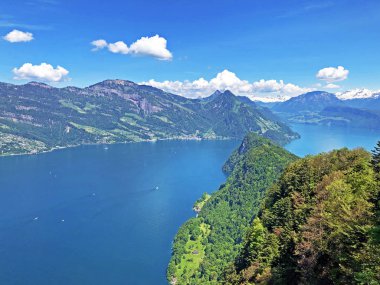 Brgenberg dağı Obbrgen 'den (Obburgen veya Obbuergen) Vierwaldstttersee (Vierwaldstaettersee oder Vierwaldsattersee) görünümü