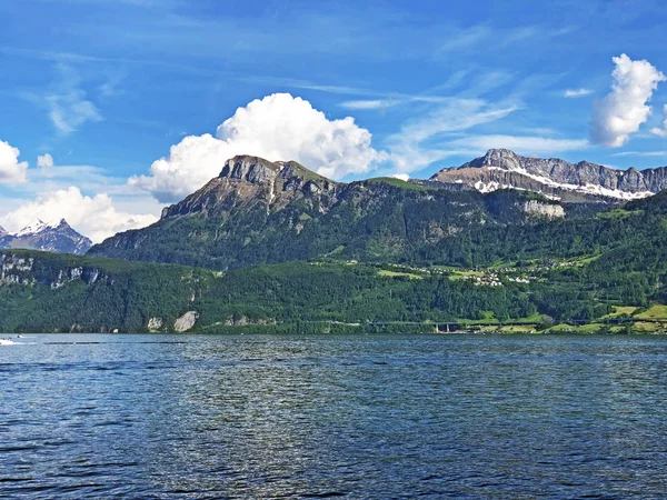 ブルゲンベルク山からのルツェルン湖またはヴィエルヴァルトシュテッターゼー湖 Vierwaldstettersee Oder Vierwaldsattersee オブルゲン湖 ObburgenまたはObbuergen の眺め カントン ナイドルデン スイス — ストック写真