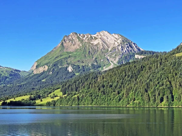 Hermosa Vista Los Picos Montaña Turner Diethelm Sobre Lago Alpino —  Fotos de Stock
