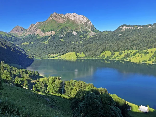 Prachtig Uitzicht Bergtoppen Turner Diethelm Van Het Alpenmeer Wagitalersee Waegitalersee — Stockfoto