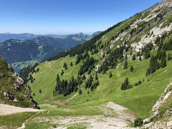 ワギタルまたはワギタルの谷と高山のワギタレルゼー ワギタレルゼー インナータール シュヴィーツ州 スイスの広州のハイキングやウォーキングコース — ストック写真