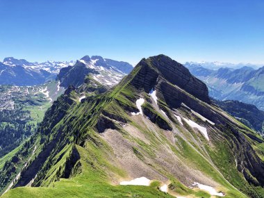 Vadinin yukarısındaki Zindlenspitz Dağı Wagital veya Waegital ve Alpine Gölü Wagitalersee (Waegitalersee), Innerthal - Schwyz Kantonu, İsviçre