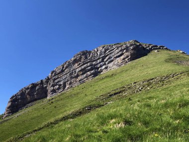 Vadinin yukarısındaki Zindlenspitz Dağı Wagital veya Waegital ve Alpine Gölü Wagitalersee (Waegitalersee), Innerthal - Schwyz Kantonu, İsviçre