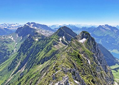 Rossalpelispitz veya Rossaelplispitz ve Zindlenspitz Dağları Alp Gölü Wagitalersee (Waegitalersee), Innerthal - Schwyz Kantonu, İsviçre