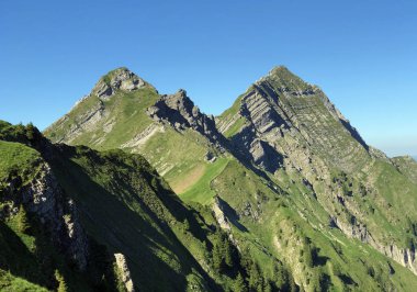 Wagital ve Wagitalersee (Waegitalersee) Vadisi üzerindeki Brunnelistock veya Bruennelistock ve Rossalpelispitz Dağları, İsviçre 'nin Schwyz Kantonu