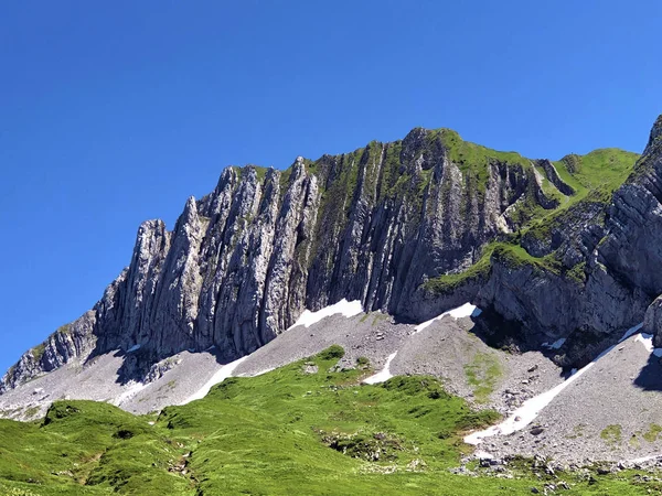 Brunnelistock Bruennelistock Montaña Sobre Valle Wagital Lago Alpino Wagitalersee Waegitalersee —  Fotos de Stock