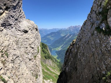 Wagital veya Waegital vadisi ve wagitalersee (Waegitalersee), Innerthal - Schwyz Kantonu, İsviçre üzerinde alp zirveleri Taşlar ve kayalar