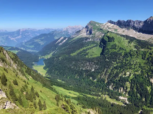 美丽的高山山谷上种子和上视湖 Nfels Nafels或Naefels 瑞士Glarus州 — 图库照片