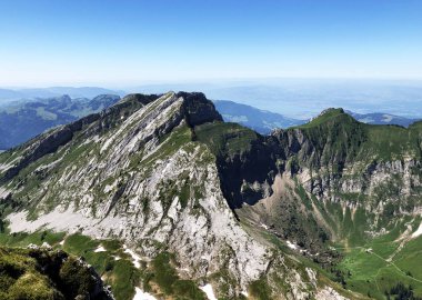 Wagitalersee Gölü üzerinde Schiberg, Plattenberg ve Bockmattlistock (Waegitalersee), Innerthal - Schwyz Kantonu, İsviçre