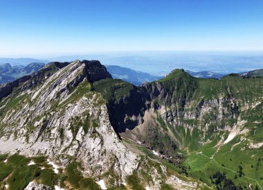 Wagitalersee Gölü üzerinde Schiberg, Plattenberg ve Bockmattlistock (Waegitalersee), Innerthal - Schwyz Kantonu, İsviçre