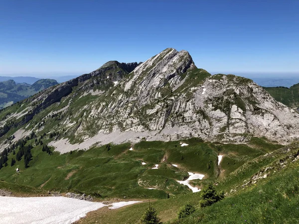 瑞士Schwyz州Innerthal的Wagital山谷或Waegital Lake Wagitalersee Waegitalersee 上方的高山Schiberg和Plattenberg — 图库照片