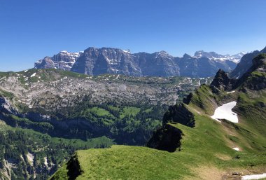 Klontalersee ya da Kloentalersee Gölü üzerindeki Glarnisch veya Glaernisch dağ sırasının görüntüsü - Schwyz Kantonu, İsviçre