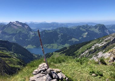 Alp dağı zirvesi Rossalpelispitz ya da Wagitalersee (Waegitalersee) Alp Gölü üzerinde Rossaelplispitz, İsviçre - Schwyz Kantonu