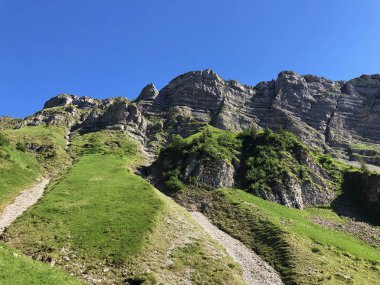 Wagital ve Wagitalersee Gölü 'nün yukarısındaki Lachenstock Dağı (Waegitalersee), Schwyz Kantonu, İsviçre