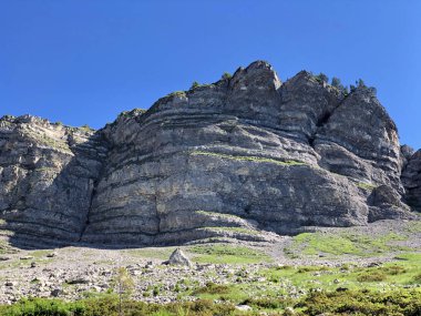 Wagital ve Wagitalersee Gölü 'nün yukarısındaki Lachenstock Dağı (Waegitalersee), Schwyz Kantonu, İsviçre