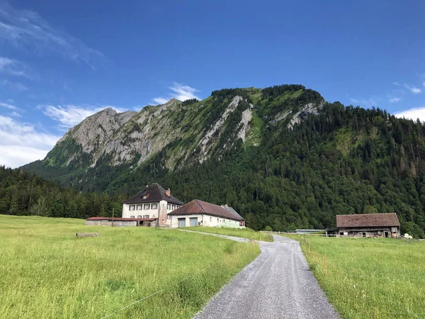 瑞士施维茨州斯库尔登市Sihltal山谷上方的山地地块和人工湖Sihlsee — 图库照片