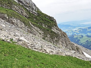 Wagital veya Waegital vadisi ve wagitalersee (Waegitalersee), Innerthal - Schwyz Kantonu, İsviçre üzerinde alp zirveleri Taşlar ve kayalar