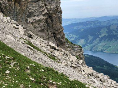 Wagital veya Waegital vadisi ve wagitalersee (Waegitalersee), Innerthal - Schwyz Kantonu, İsviçre üzerinde alp zirveleri Taşlar ve kayalar