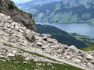 Wagital veya Waegital vadisi ve wagitalersee (Waegitalersee), Innerthal - Schwyz Kantonu, İsviçre üzerinde alp zirveleri Taşlar ve kayalar